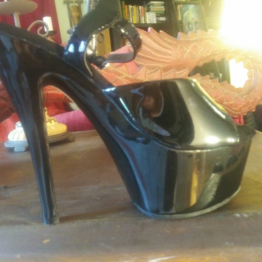 Pleasers Stiletto KISS209